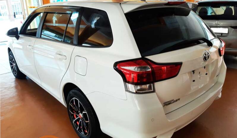 Toyota Fielder (Hybrid) full