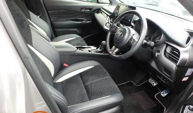 Toyota C-HR S-GR Sport (Hybrid). full