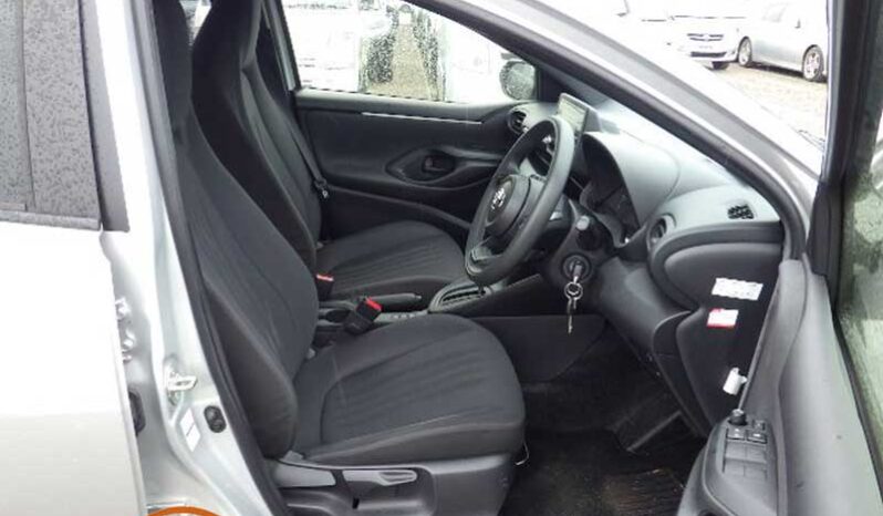Toyota Yaris X (Hybrid) full